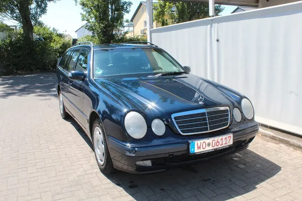 Gebraucht Mercedes E220 Classic 143 PS (105 kW) 2000 Blau Limousine