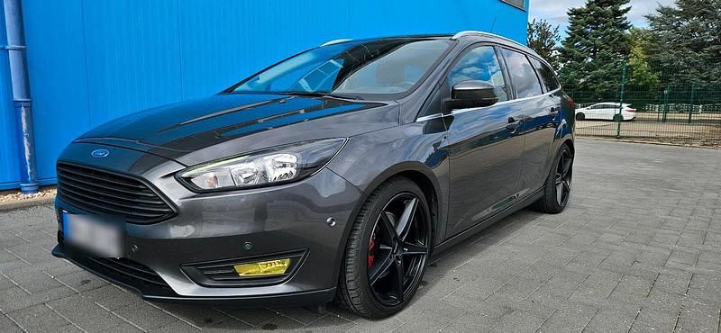 Grau Gebraucht 2015 Ford Focus Titanium Kombi | 9.999 € (Etwas zu teuer) - Bild 1/4