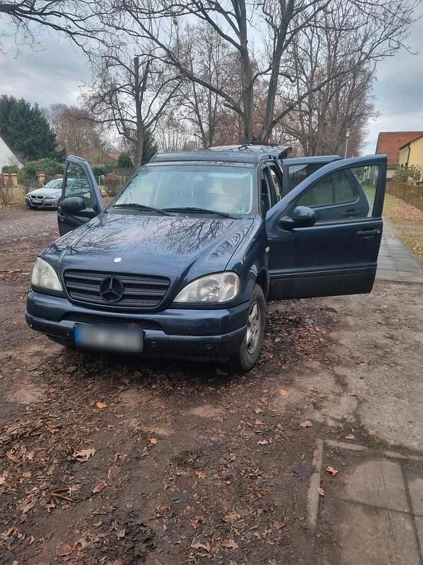 Blau Gebraucht 2000 Mercedes ML320 SUV | 4.500 € - Bild 1/4