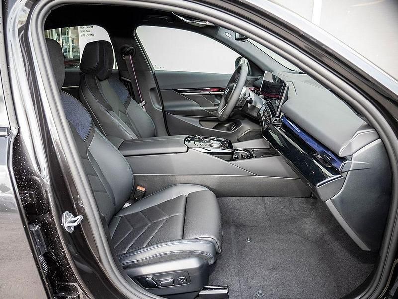 Neu BMW 550e Sport Line 489 PS (359 kW) 2026 Sophistograu brillanteffekt me Limousine