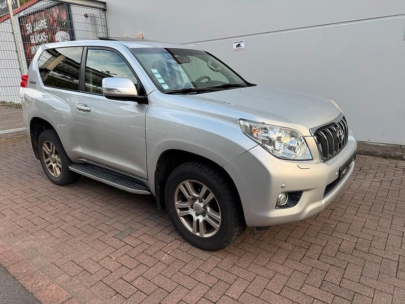 Silber Gebraucht 2012 Toyota Land Cruiser Basis SUV | 12.900 € (Superpreis) - Bild 1/4