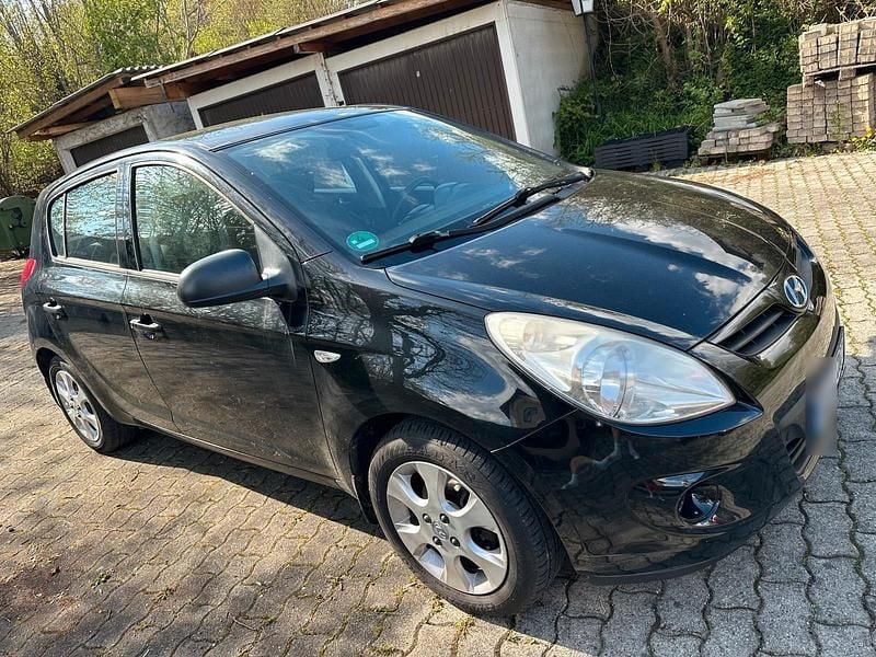 Gebraucht Hyundai i20 78 PS (57 kW) 2012 Schwarz Kleinwagen