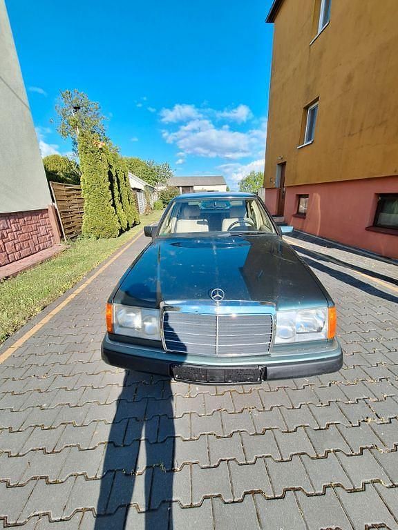 Grün Gebraucht 1992 Mercedes E230 Limousine | 7.000 € - Bild 1/4