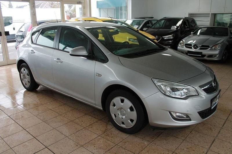 Gebraucht Opel Astra Edition 116 PS (85 kW) 2012 Silber Limousine