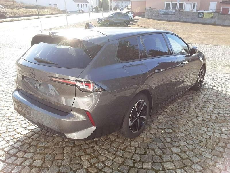 Gebraucht Opel Astra 131 PS (96 kW) 2024 Vulkan grau Kombi