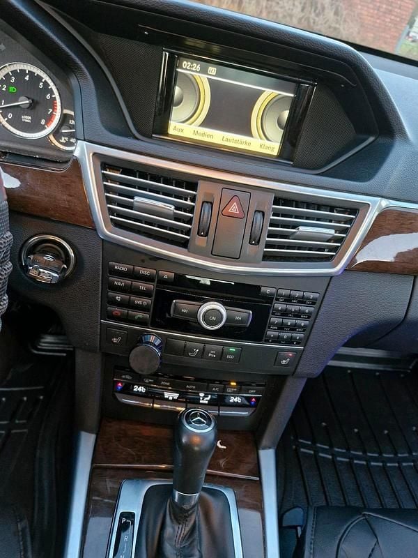 Gebraucht Mercedes E200 184 PS (135 kW) 2011 Silber Limousine