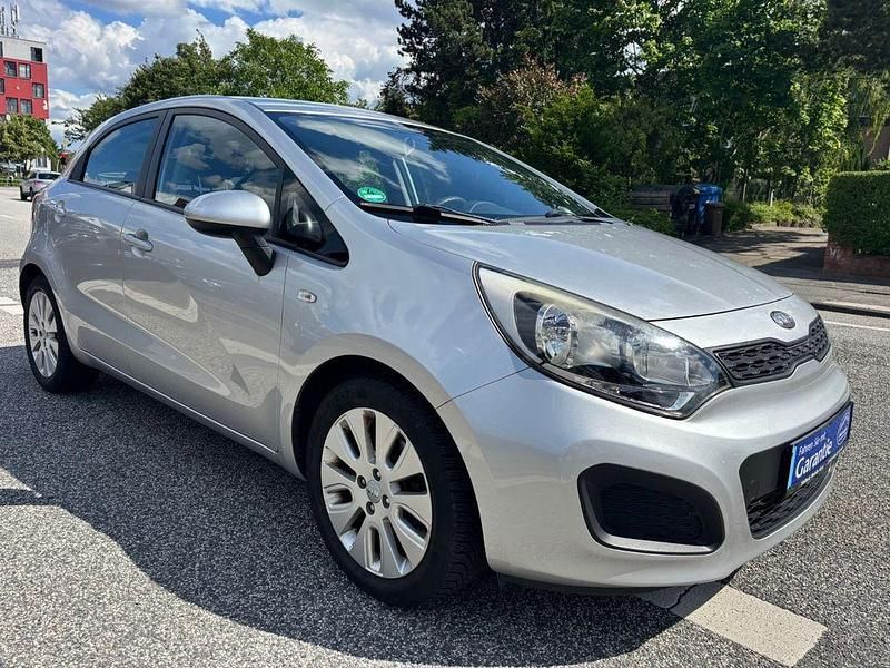 Silber Gebraucht 2012 Kia Rio Edition 7 Limousine | 4.980 € (Guter Preis) - Bild 1/4