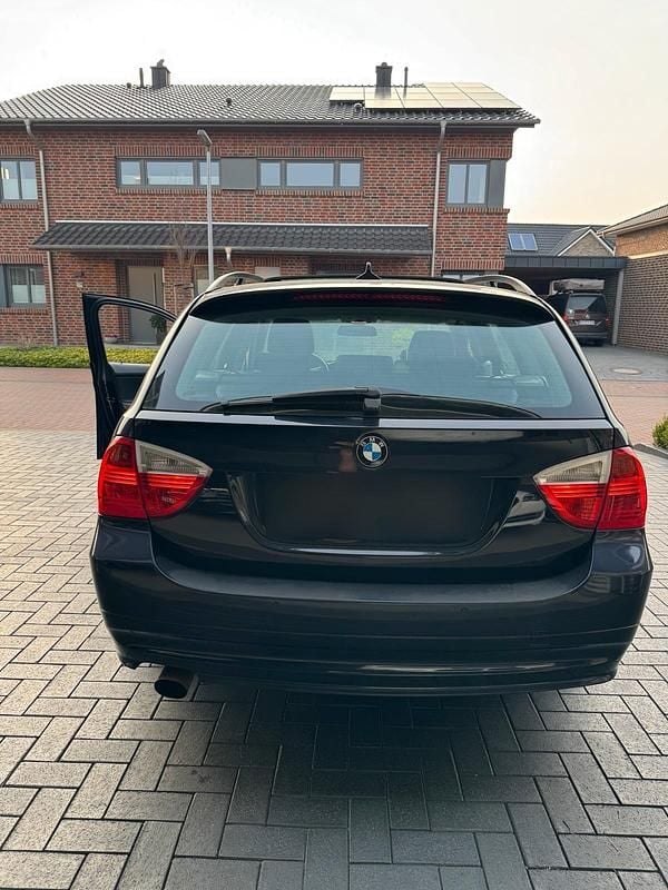 Gebraucht BMW 318 129 PS (94 kW) 2007 Blau Kombi