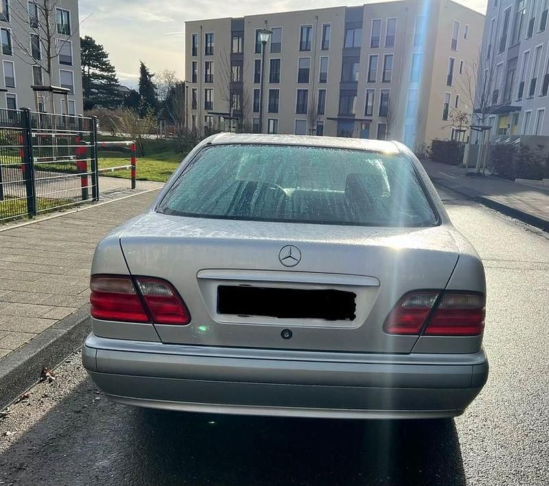 Silber Gebraucht 2001 Mercedes 200 Limousine | 2.900 € (Superpreis) - Bild 1/4