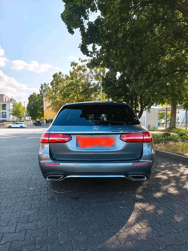 Gebraucht Mercedes E220 AMG line 194 PS (142 kW) 2018 Grau Kombi