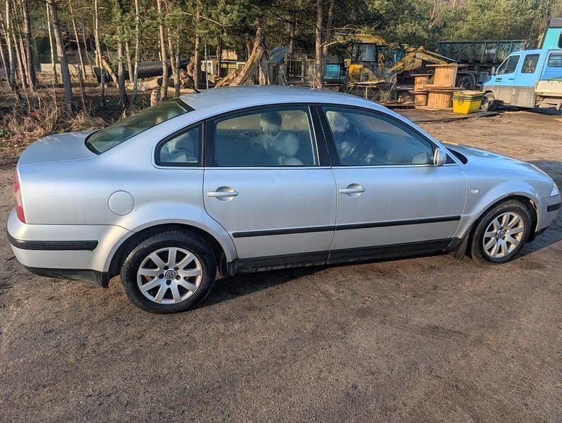 Usata VW Passat 130 CV (95 kW) 2003 Argento Berlina