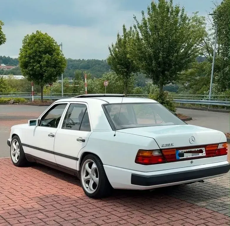 Gebraucht Mercedes E230 132 PS (97 kW) 1988 Weiß Limousine