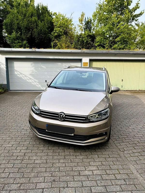 Beige Gebraucht 2017 VW Touran Highline Van / Kleinbus | 19.900 € (Fairer Preis) - Bild 1/4