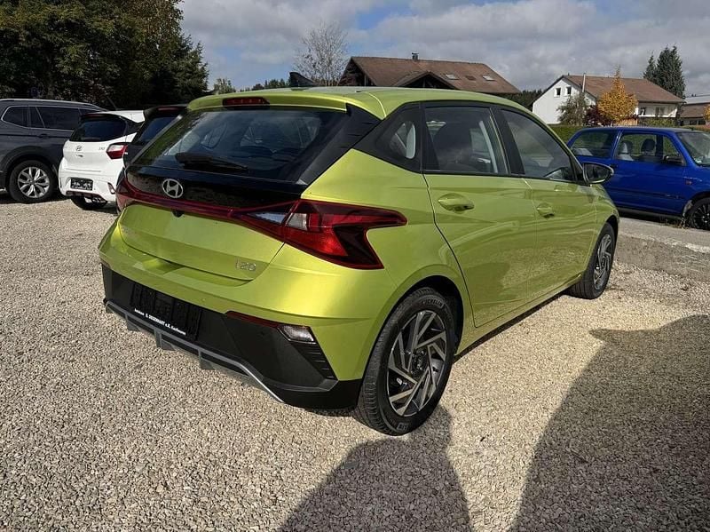 Neu Hyundai i20 79 PS (58 kW) 2025 Lemon green Limousine