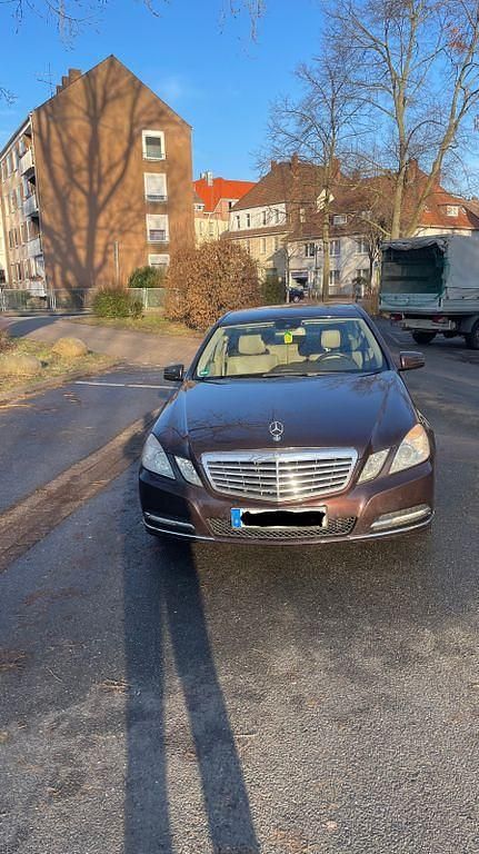 Braun Gebraucht 2011 Mercedes E220 Elegance Limousine | 9.000 € (Fairer Preis) - Bild 1/4