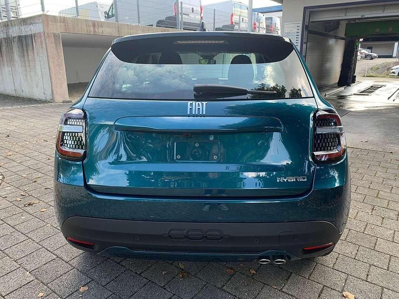 Neu Fiat 600 145 PS (106 kW) 2025 Mare grün (688) Limousine