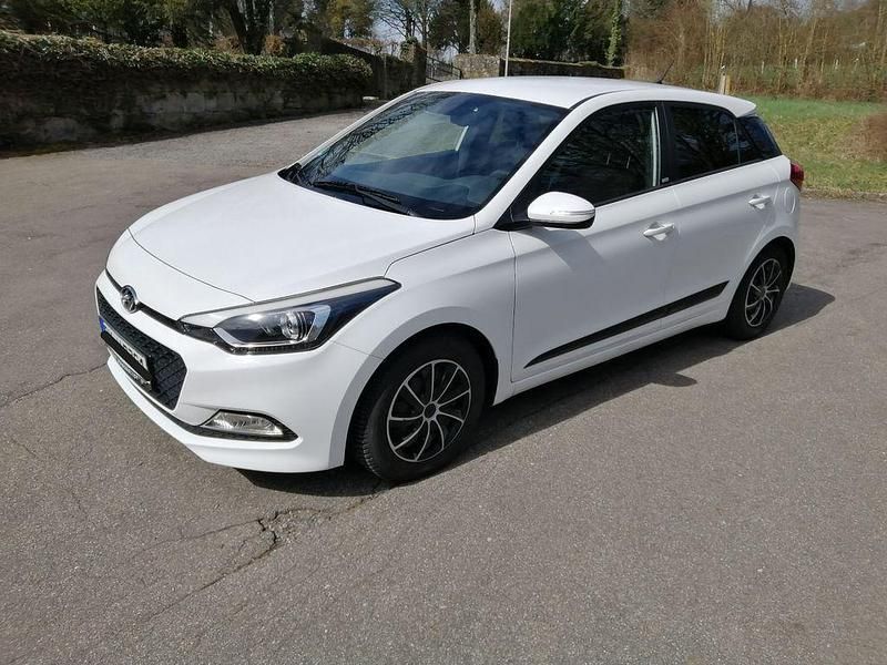 Gebraucht Hyundai i20 Passion 84 PS (61 kW) 2016 Weiß Limousine