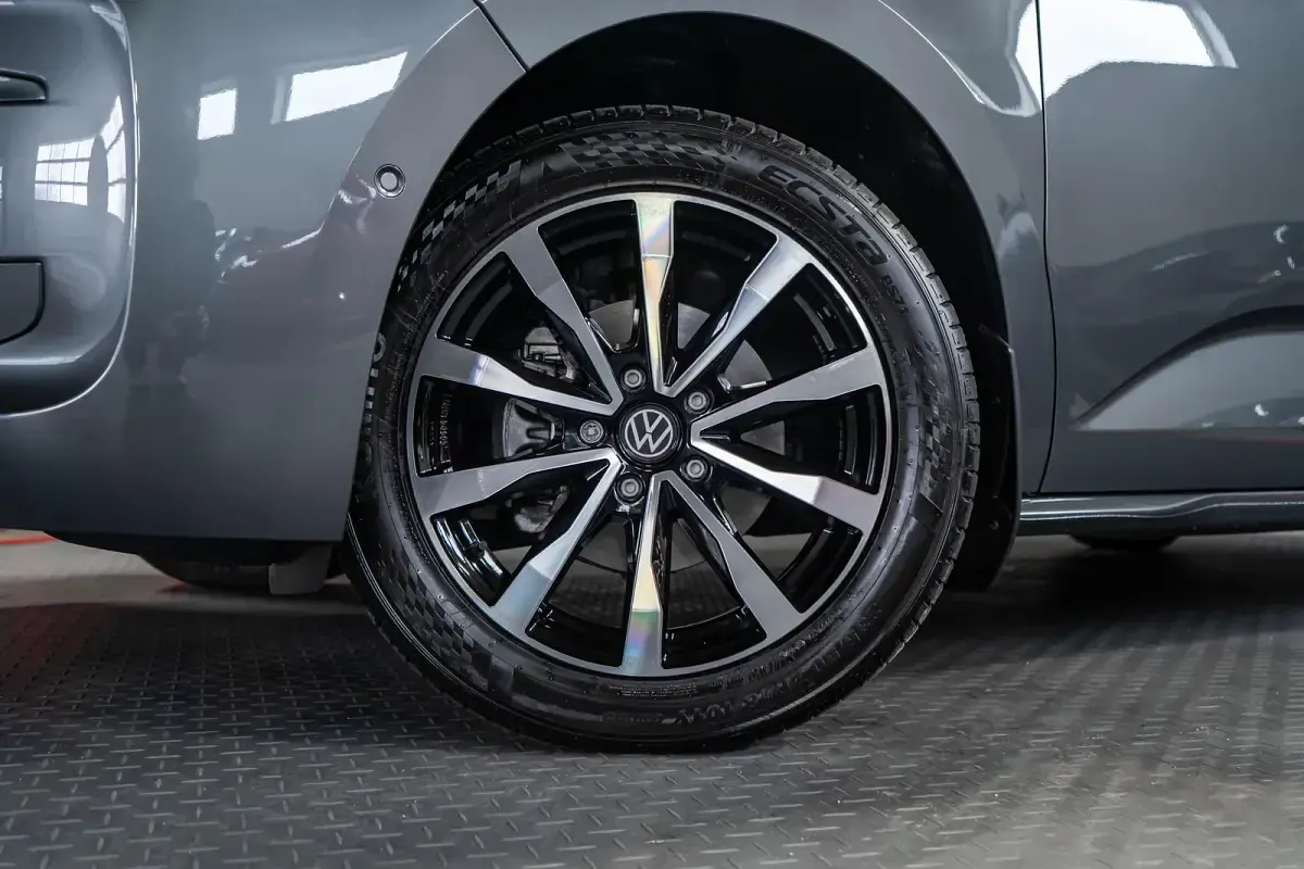 Usado VW Multivan 179 CV (131 kW) 2025 Gris Monovolumen