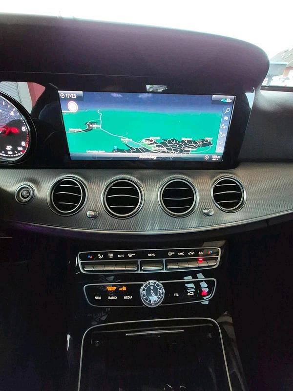 Gebraucht Mercedes E220 Exclusive 194 PS (142 kW) 2018 Blau Limousine