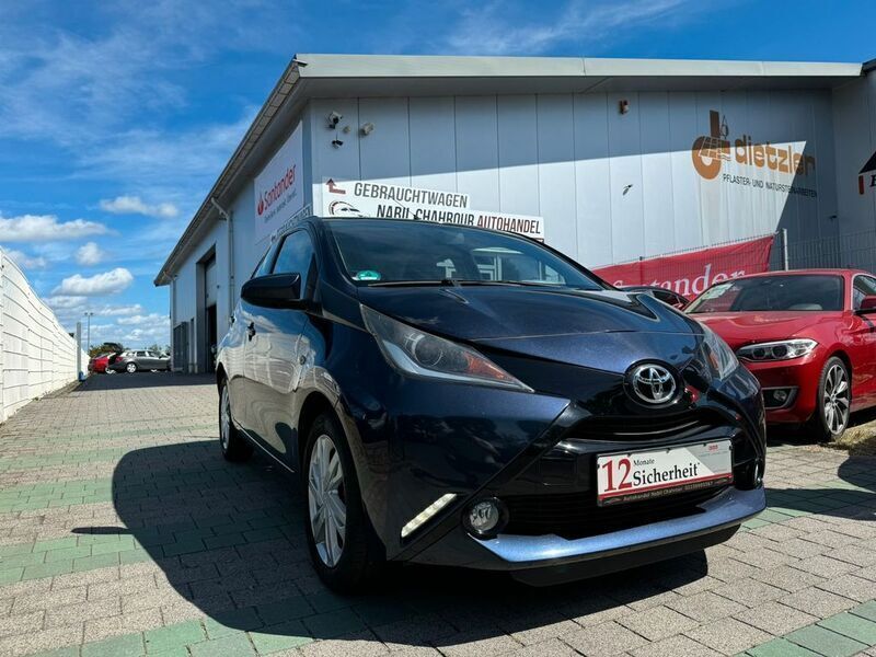 Blau Gebraucht 2014 Toyota Aygo X-play Kleinwagen | 7.999 € (Teuer) - Bild 1/4