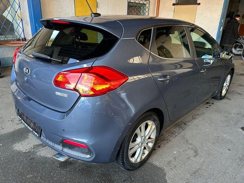 Gebraucht Kia Ceed 128 PS (94 kW) 2015 Blau Kleinwagen