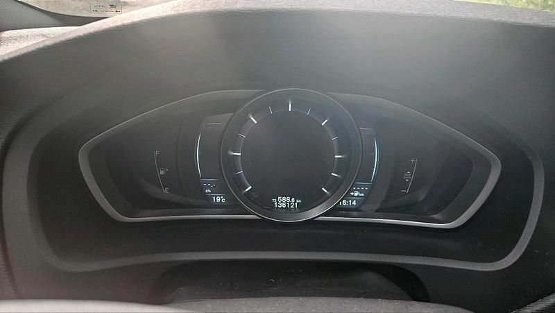 Gebraucht Volvo V40 Ocean Race 150 PS (110 kW) 2015 Silber Limousine