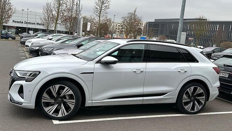 Weiß Gebraucht 2023 Audi Q8 e-tron Advanced SUV | 57.500 € (Teuer) - Bild 1/4