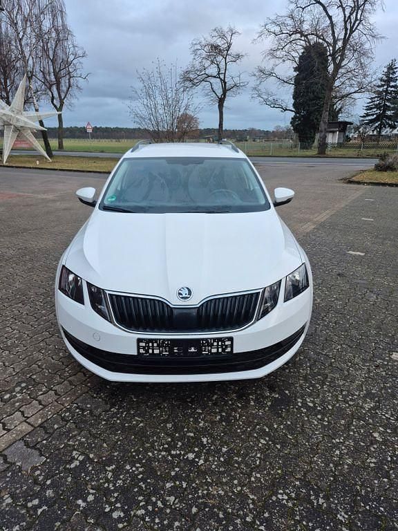 Weiß Gebraucht 2019 Skoda Octavia Ambition Kombi | 7.900 € (Guter Preis) - Bild 1/4