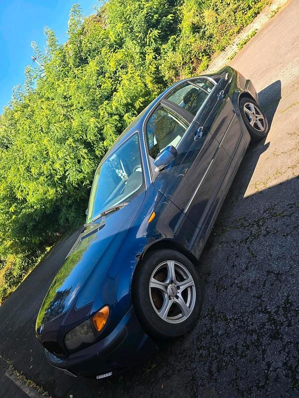 Blau Gebraucht 2003 BMW 320 Limousine | 1.550 € (Superpreis) - Bild 1/4