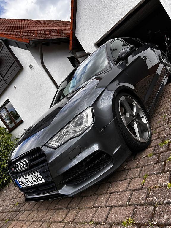 Grau Gebraucht 2015 Audi S3 Ambiente Limousine | 22.499 € (Fairer Preis) - Bild 1/4
