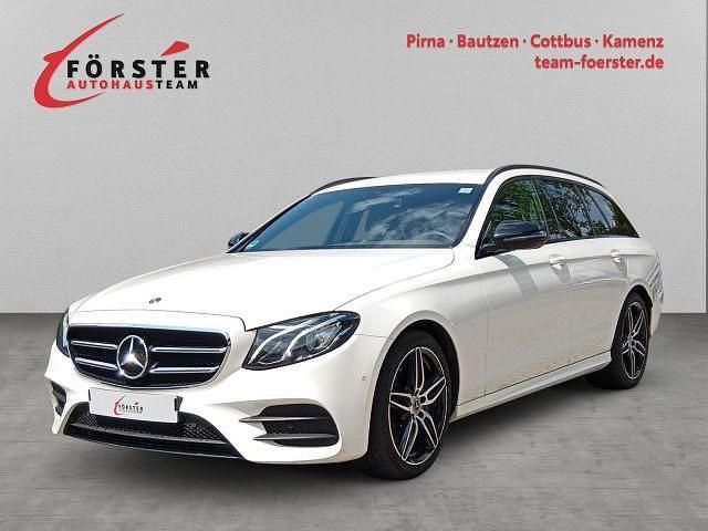 Weiß Gebraucht 2019 Mercedes E220 AMG line Limousine | 26.880 € (Fairer Preis) - Bild 1/4