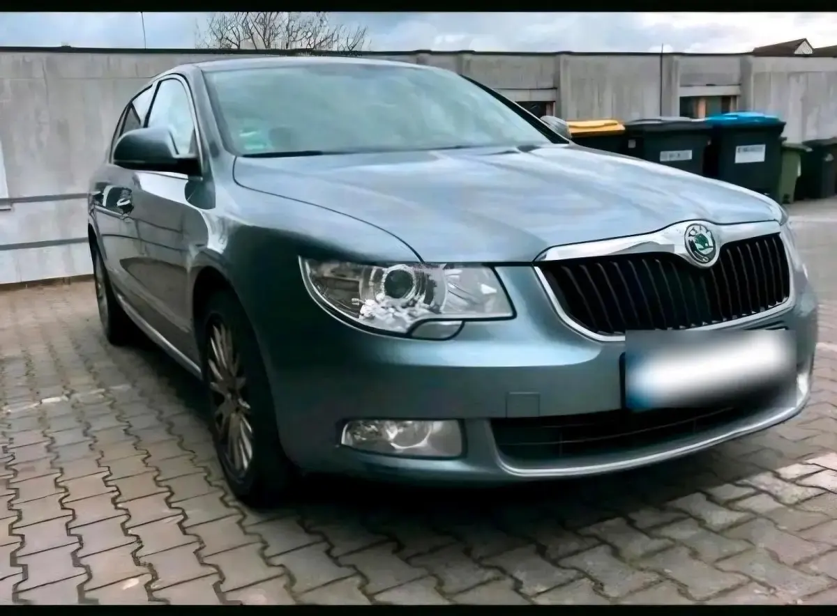 Gebraucht Skoda Superb 140 PS (102 kW) 2011 Silber Limousine