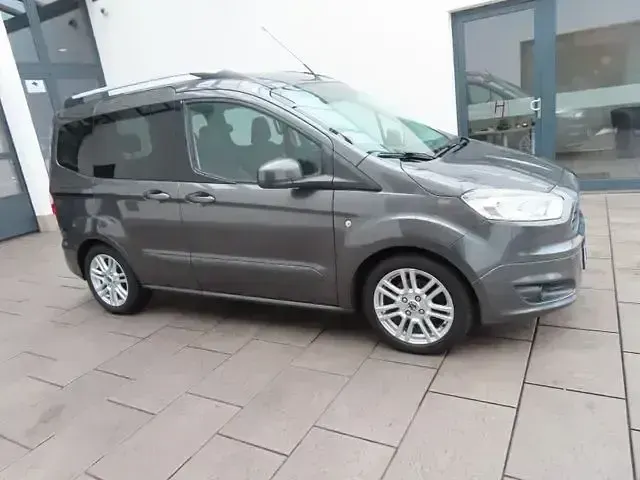 Używany Ford Tourneo Courier Titanium 101 KM (74 kW) 2015 Szary Minivan
