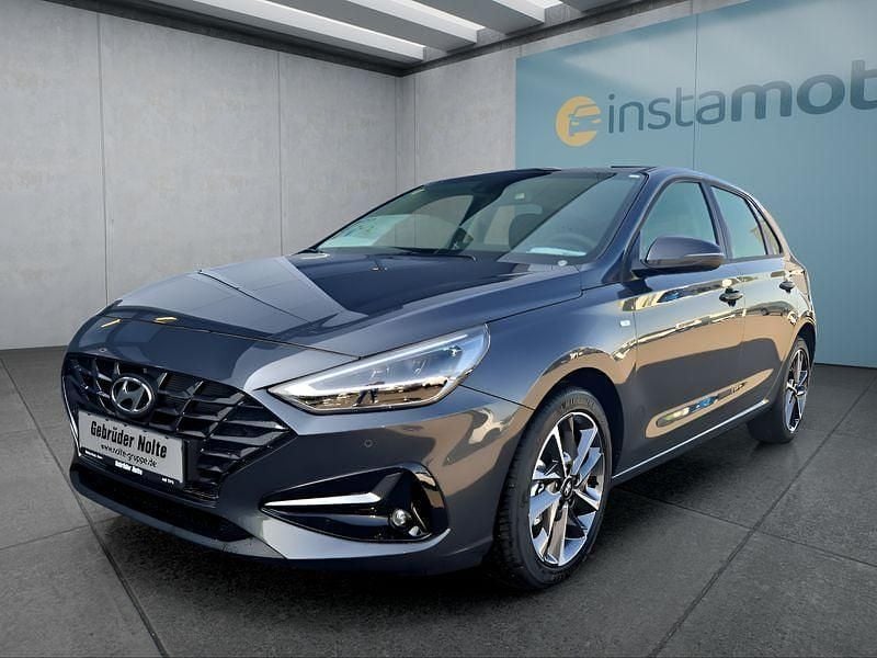 Grau Neu 2024 Hyundai i30 Limousine | 25.799 € (Teuer) - Bild 1/4