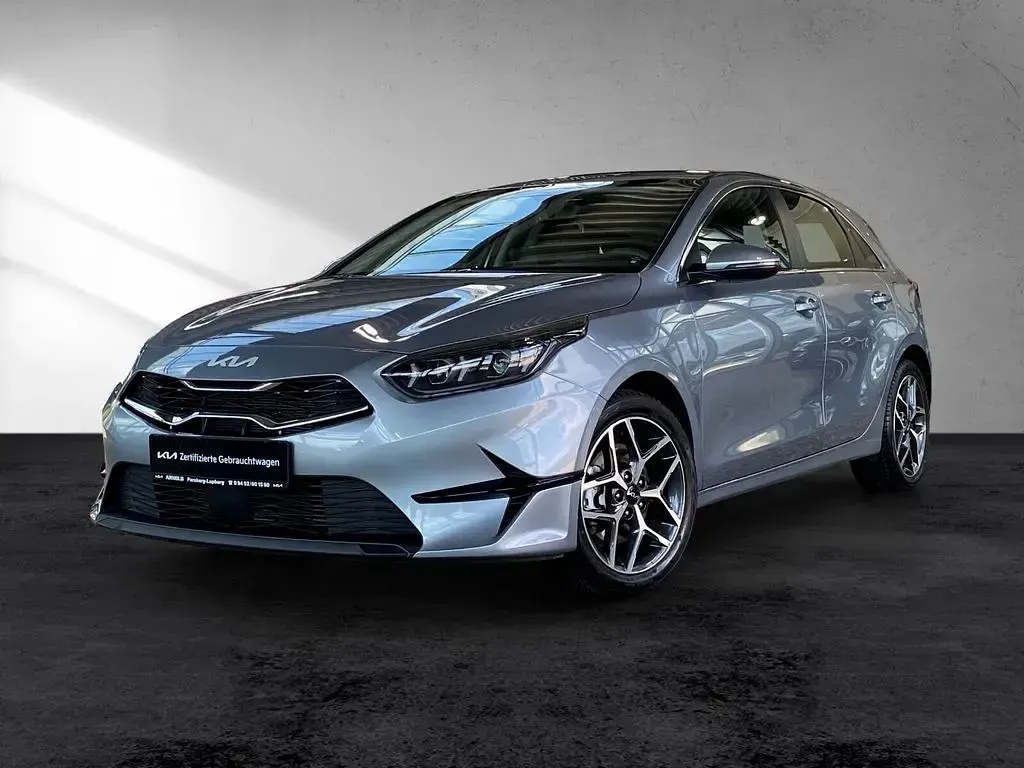 Gebraucht Kia Ceed Spirit 140 PS (102 kW) 2025 Silber Kleinwagen