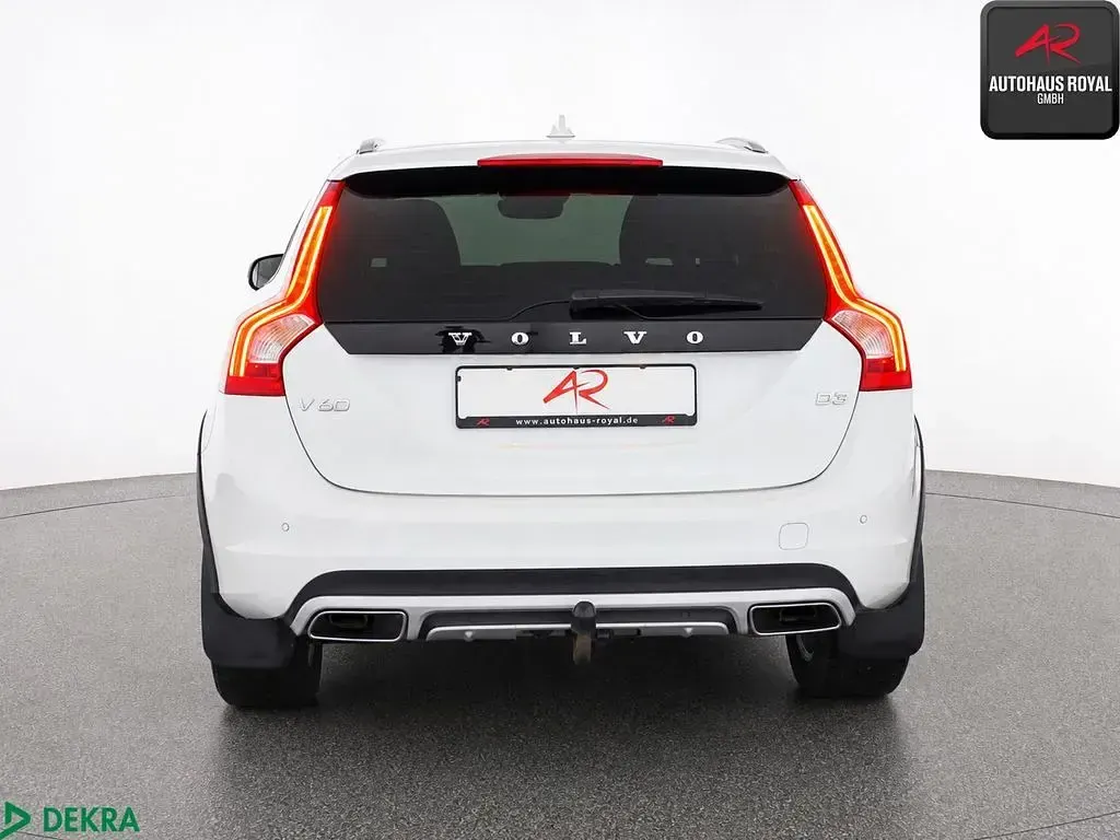 Gebraucht Volvo V60 CC 150 PS (110 kW) 2019 Ice white, solid / solid Kombi