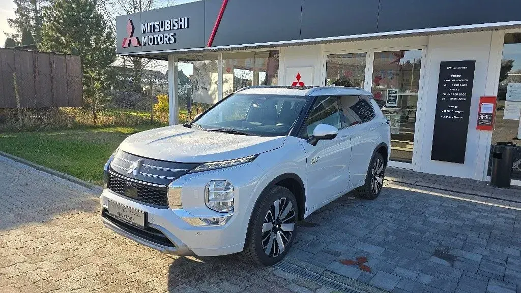 Neu Mitsubishi Outlander P-HEV Select 306 PS (225 kW) 2026 Weiß SUV