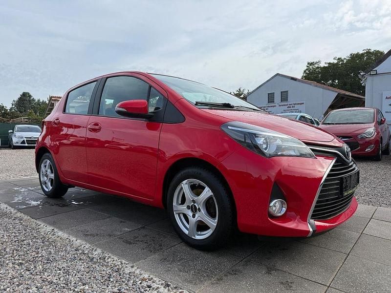 Rot Gebraucht 2016 Toyota Yaris Comfort Limousine | 8.999 € (Fairer Preis) - Bild 1/4
