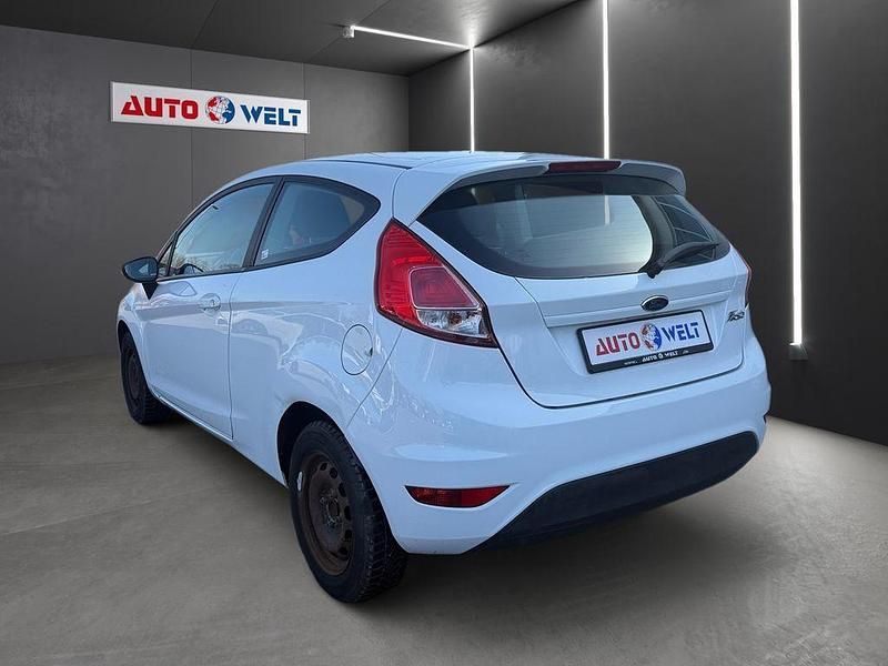 Gebraucht Ford Fiesta Ambiente 65 PS (47 kW) 2015 Weiß Kleinwagen