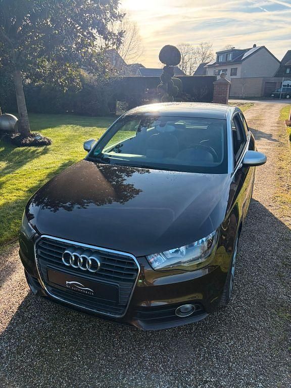 Braun Gebraucht 2012 Audi A1 Attraction Kleinwagen | 5.899 € (Fairer Preis) - Bild 1/4