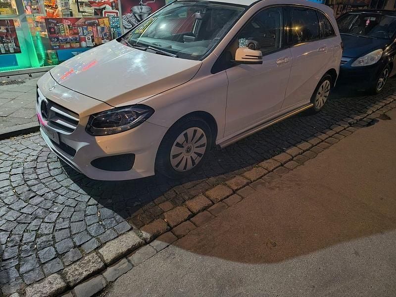 Gebraucht Mercedes B220 170 PS (125 kW) 2018 Weiß Van / Kleinbus