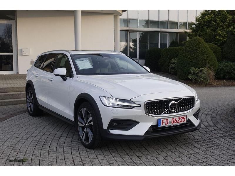 Weiss Gebraucht 2024 Volvo V60 CC Ultimate Kombi | 48.990 € - Bild 1/4
