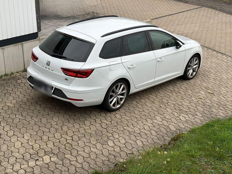 Weiß Gebraucht 2021 Seat Leon FR Kombi | 17.000 € (Superpreis) - Bild 1/4