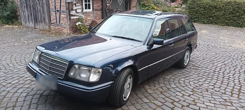 Gebraucht Mercedes E250 113 PS (83 kW) 1995 Blau Kombi