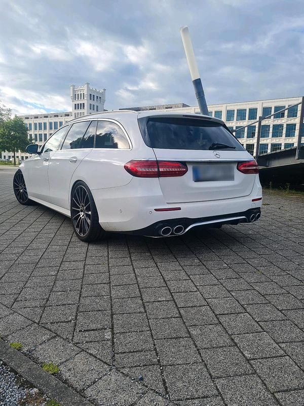 Gebraucht Mercedes E220 AMG line 194 PS (142 kW) 2017 Weiß Kombi