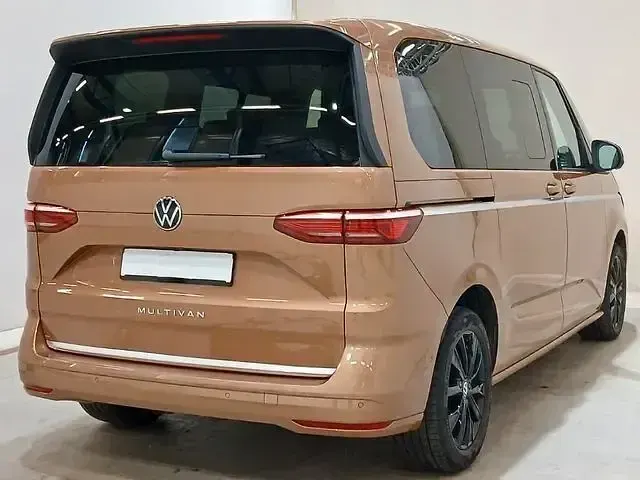 Gebraucht VW Multivan Style 150 PS (110 kW) 2025 Gold Van / Kleinbus