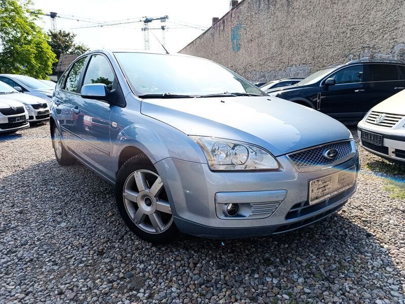 Blau Gebraucht 2005 Ford Focus Ghia Limousine | 2.950 € (Fairer Preis) - Bild 1/4