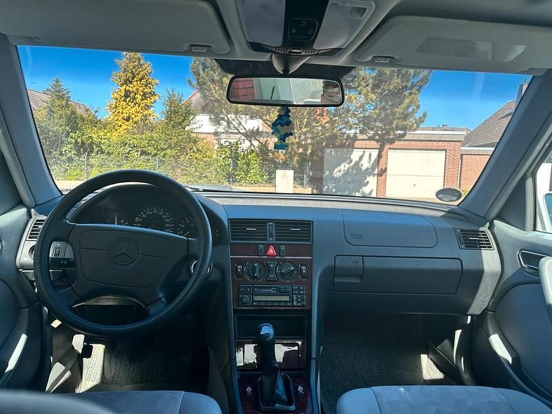 Second-hand Mercedes C180 Classic 122 CP (89 kW) 1997 Argintiu Berlinǎ