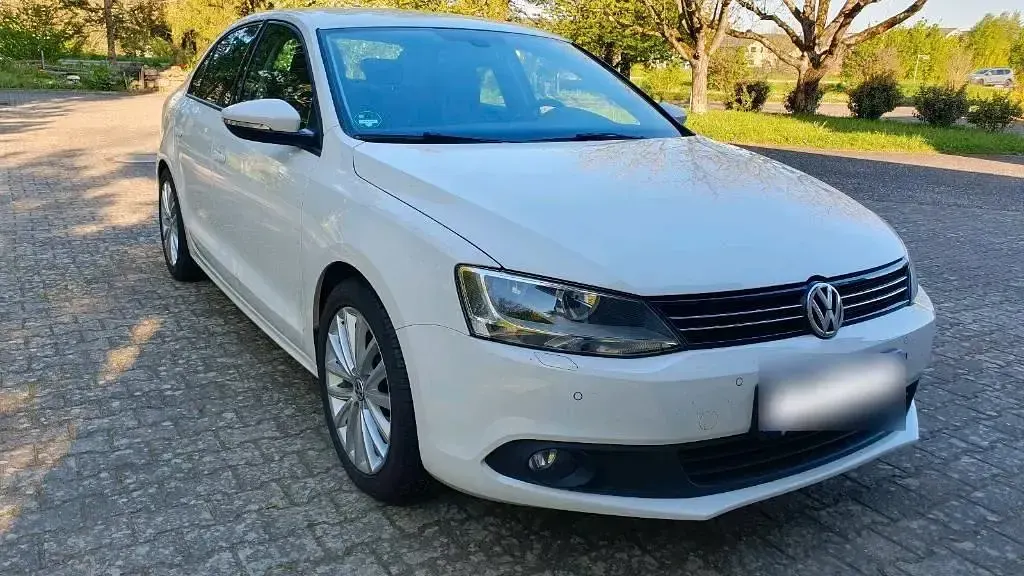 Używany VW Jetta 105 KM (77 kW) 2011 Biały Sedan/Limuzyna