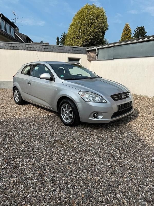 Silber Gebraucht 2009 Kia Ceed Spirit Kleinwagen | 2.995 € (Guter Preis) - Bild 1/4